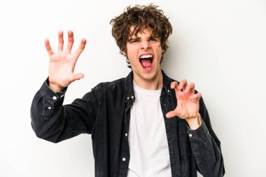 Beyaz arka planda izole edilmiş genç beyaz adam gergin elleriyle çığlık atıyor..