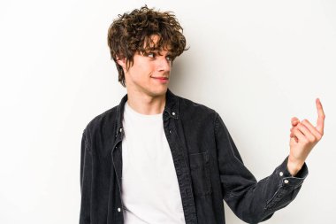 Beyaz arka planda izole edilmiş genç beyaz bir adam seni işaret ediyor. Sanki davet ediliyormuş gibi..