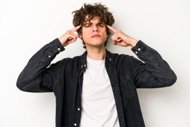 Beyaz arka planda izole edilmiş genç beyaz bir adam bir göreve odaklanmış, işaret parmaklarını işaret ediyor..