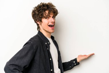 Beyaz arka planda izole edilmiş beyaz bir genç hoş bir ifade sergiliyor..