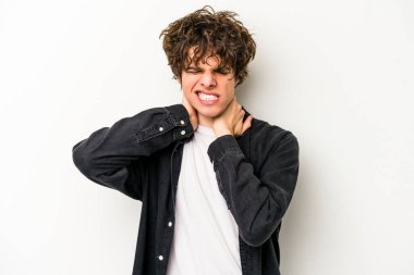 Beyaz arka planda izole edilmiş genç beyaz bir adam sabit yaşam tarzından dolayı boyun ağrısı çekiyor..