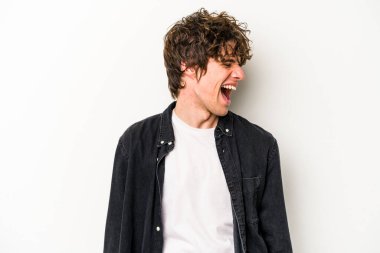 Beyaz arka planda izole edilmiş genç beyaz adam dans ediyor ve eğleniyor..