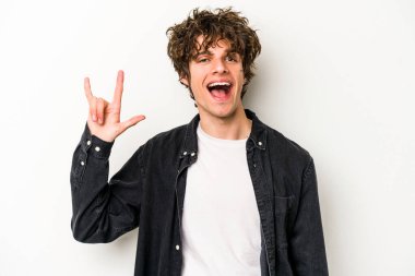 Beyaz arka planda izole edilmiş genç beyaz bir adam boynuzlarını devrim konsepti olarak gösteriyor..