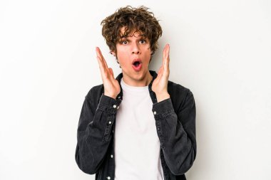 Beyaz arka planda izole edilmiş genç beyaz adam şaşırdı ve şok oldu..
