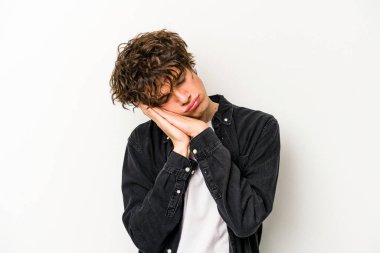Beyaz arka planda izole edilmiş genç beyaz adam esniyor. Ağzı eliyle kapatan yorgun bir hareket sergiliyor..