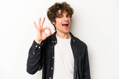 Beyaz arka planda izole edilmiş genç beyaz bir adam neşeli ve kendinden emin..