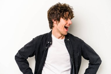 Beyaz arka planda izole edilmiş beyaz bir adam. Kendine güveniyor. Kalçaları tutuyor..