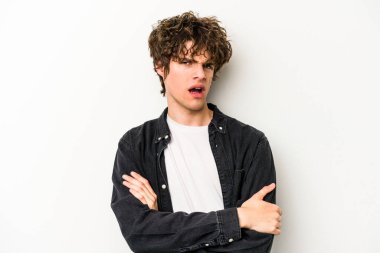 Beyaz arka planda izole edilmiş, sıkılmış, yorgun ve dinlenmeye ihtiyacı olan genç beyaz bir adam..