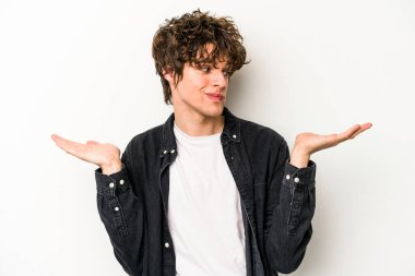 Beyaz arka planda izole edilmiş genç beyaz bir adam. Kafası karışmış ve omuz silkiyor. Kopya alanını tutmak için..