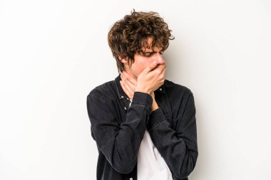 Beyaz arka planda izole edilmiş genç beyaz bir adam virüs veya enfeksiyon yüzünden boğazında ağrı hissediyor..