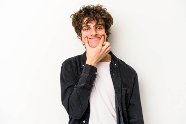 Beyaz arka planda izole genç beyaz adam iki seçenek arasında şüphe.