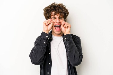 Beyaz arka planda ağlayan ve sızlanan beyaz tenli genç bir adam var..