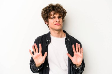 Beyaz arka planda izole edilmiş genç beyaz bir adam tiksinti belirtisi gösteren birini reddediyor..