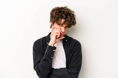 Beyaz arka planda izole genç beyaz adam tekrarlanan bir görevden yoruldu.