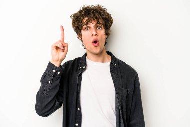 Beyaz arka planda izole edilmiş beyaz bir genç adam, yaratıcılık kavramı, harika bir fikre sahip..