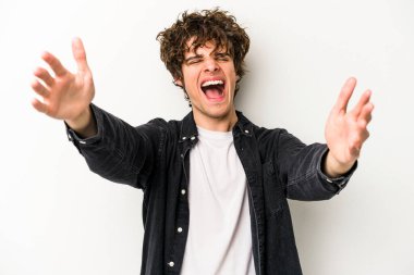 Beyaz arka planda izole edilmiş genç beyaz adam kameraya sarıldığı için kendinden emin hissediyor..