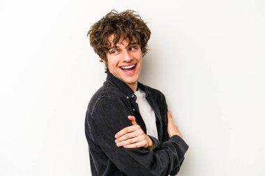 Beyaz arka planda izole genç beyaz adam gülüyor ve eğleniyor..