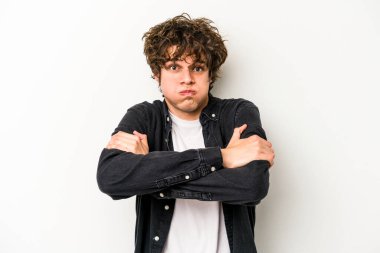 Beyaz arka planda izole olmuş beyaz tenli genç adamın yanakları şişer, yorgun bir ifadesi vardır. Yüz ifadesi kavramı.