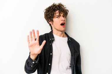 Beyaz arka planda izole genç beyaz adam yakın bir tehlike nedeniyle şoka uğruyor