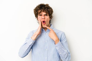 Beyaz arka planda izole genç beyaz adam güçlü bir diş ağrısı, azıdişi ağrısı var..