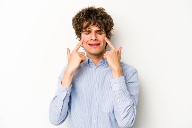 Beyaz arka planda izole edilmiş beyaz bir adam ağlıyor, bir şeyden memnun değil, acı ve kafa karışıklığı konsepti..