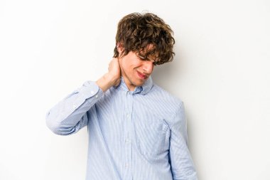Beyaz arka planda izole olmuş genç beyaz bir adam stresten dolayı boynu ağrıyor, masaj yapıyor ve elle dokunuyor..