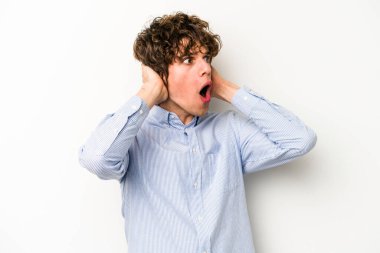 Beyaz arka planda izole olmuş genç beyaz bir adam çığlık atıyor, çok heyecanlı, tutkulu, bir şeyden memnun..