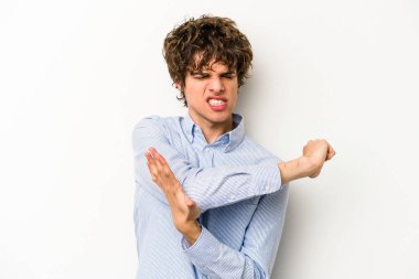 Beyaz arka planda izole edilmiş beyaz tenli genç bir adam kötü bir hareketin ardından acı çekiyor..