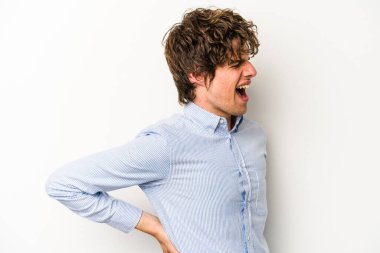 Beyaz arka planda izole edilmiş beyaz bir adam sırt ağrısı çekiyor..