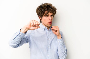 Beyaz arka planda izole olmuş genç beyaz bir adam bir tartışma yüzünden yumruk atıyor, sinirleniyor, kavga ediyor, boks yapıyor..