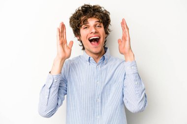 Beyaz arka planda izole genç beyaz adam yüksek sesle gülüyor elini göğsüne koyuyor..