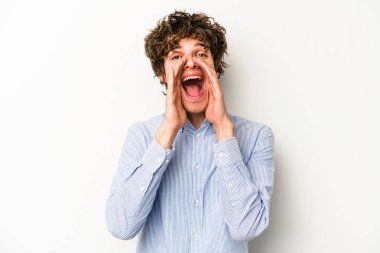 Beyaz arka planda izole edilmiş genç beyaz bir adam bir dedikodu söylüyor, bir haber sunuyor..