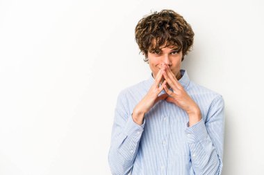 Kafkasyalı genç bir adam beyaz arka planda izole edildi. Aklında bir plan oluşturdu..