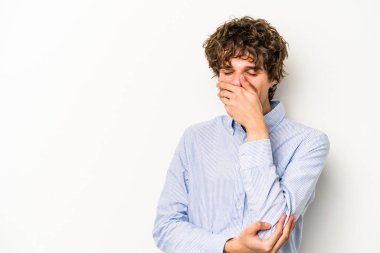 Beyaz arka planda izole olmuş genç beyaz bir adam gülüyor, kaygısız, doğal bir duygu..