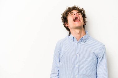 Beyaz arka planda izole genç beyaz adam çok kızgın, öfke kavramı bağırıyor, hayal kırıklığına uğramış.