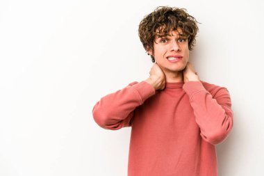 Beyaz arka planda izole edilmiş genç beyaz bir adam kafasının arkasına dokunuyor, düşünüyor ve bir seçim yapıyor..