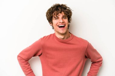 Beyaz arka planda izole edilmiş genç beyaz adam mutlu, güler yüzlü ve neşeli..