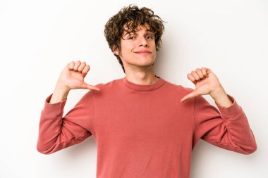 Beyaz arka planda izole edilmiş genç beyaz adam gururlu ve kendinden emin hissediyor, örnek olarak..