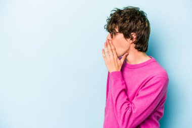 Kafkasyalı genç adam mavi arka planda izole edilmişti. Gördüğü bir şey yüzünden şok olmuştu..