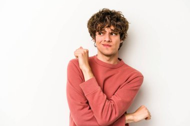 Beyaz arka planda soyutlanmış genç beyaz bir adam kafası karışmış, şüpheli ve güvensiz hissediyor..