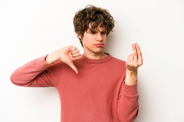 Beyaz arka planda izole genç beyaz adam onun hiç parası olmadığını gösteriyor.