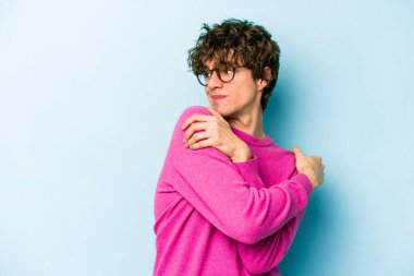 Kafkasyalı genç adam mavi arka planda izole edilmiş, güler yüzlü ve mutlu..