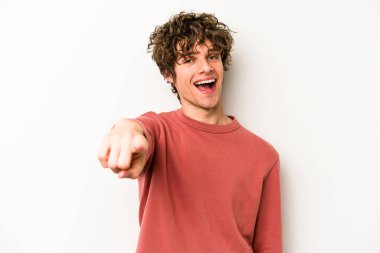 Beyaz arka planda soyutlanmış beyaz tenli genç adam öne bakan neşeli gülümsemeler..