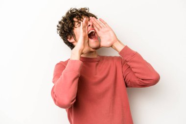 Beyaz arka planda izole edilmiş beyaz bir adam heyecanlı bir şekilde bağırıyor..