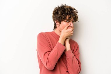 Beyaz arka planda izole edilmiş genç beyaz adam korkmuş ve korkmuş..