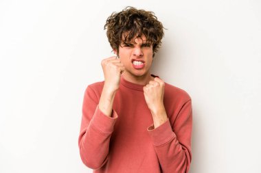 Beyaz arka planda izole edilmiş genç beyaz adam gergin elleriyle çığlık atıyor..