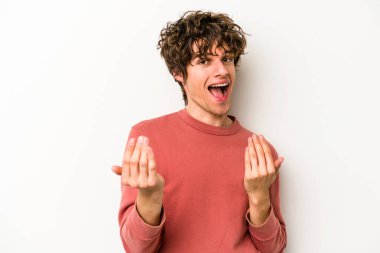 Beyaz arka planda izole edilmiş genç beyaz bir adam seni işaret ediyor. Sanki davet ediliyormuş gibi..