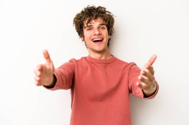Beyaz arka planda izole edilmiş beyaz bir genç hoş bir ifade sergiliyor..