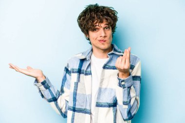 Kafkasyalı genç adam mavi arka planda izole edilmiş..