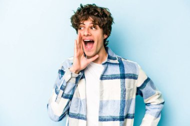 Mavi arka planda izole edilmiş beyaz bir adam heyecanlı bir şekilde bağırıyor..